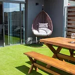 Chic, Central, Family & Group Stay - Stylish 2 Ensuite Bedroom Apartment With Spacious Balcony