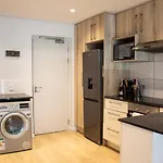 Chic, Central, Family & Group Stay - Stylish 2 Ensuite Bedroom Apartment With Spacious Balcony