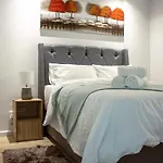 Chic, Central, Family & Group Stay - Stylish 2 Ensuite Bedroom Apartment With Spacious Balcony