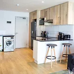 Chic, Central, Family & Group Stay - Stylish 2 Ensuite Bedroom Apartment With Spacious Balcony