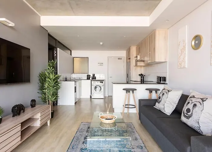 Chic, Central, Family & Group Stay - Stylish 2 Ensuite Bedroom Apartment With Spacious Balcony