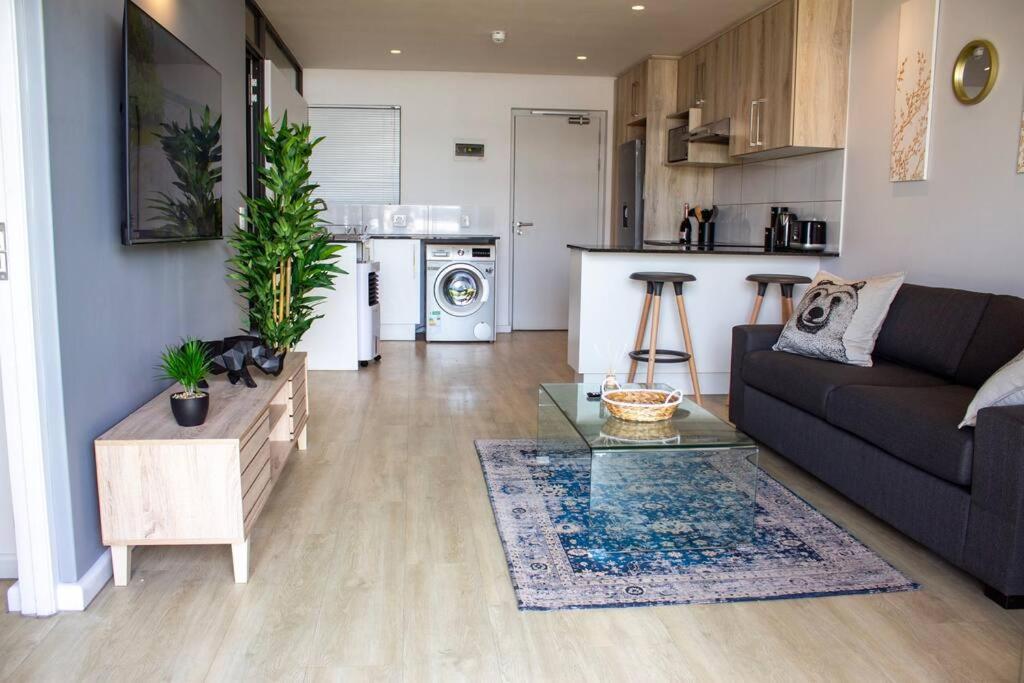 Chic, Central, Family & Group - Stylish 2 Ensuite Bedroom With Spacious Balcony Cape Town