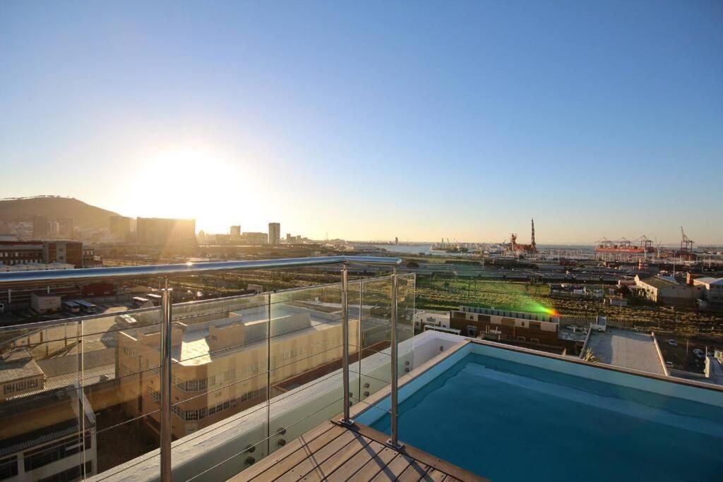 Chic, Central, Family & Group - Stylish 2 Ensuite Bedroom With Spacious Balcony Cape Town