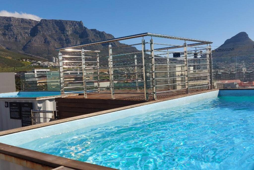 Chic, Central, Family & Group - Stylish 2 Ensuite Bedroom With Spacious Balcony *