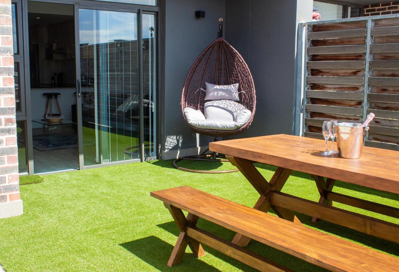 Chic, Central, Family & Group - Stylish 2 Ensuite Bedroom With Spacious Balcony Apartment *