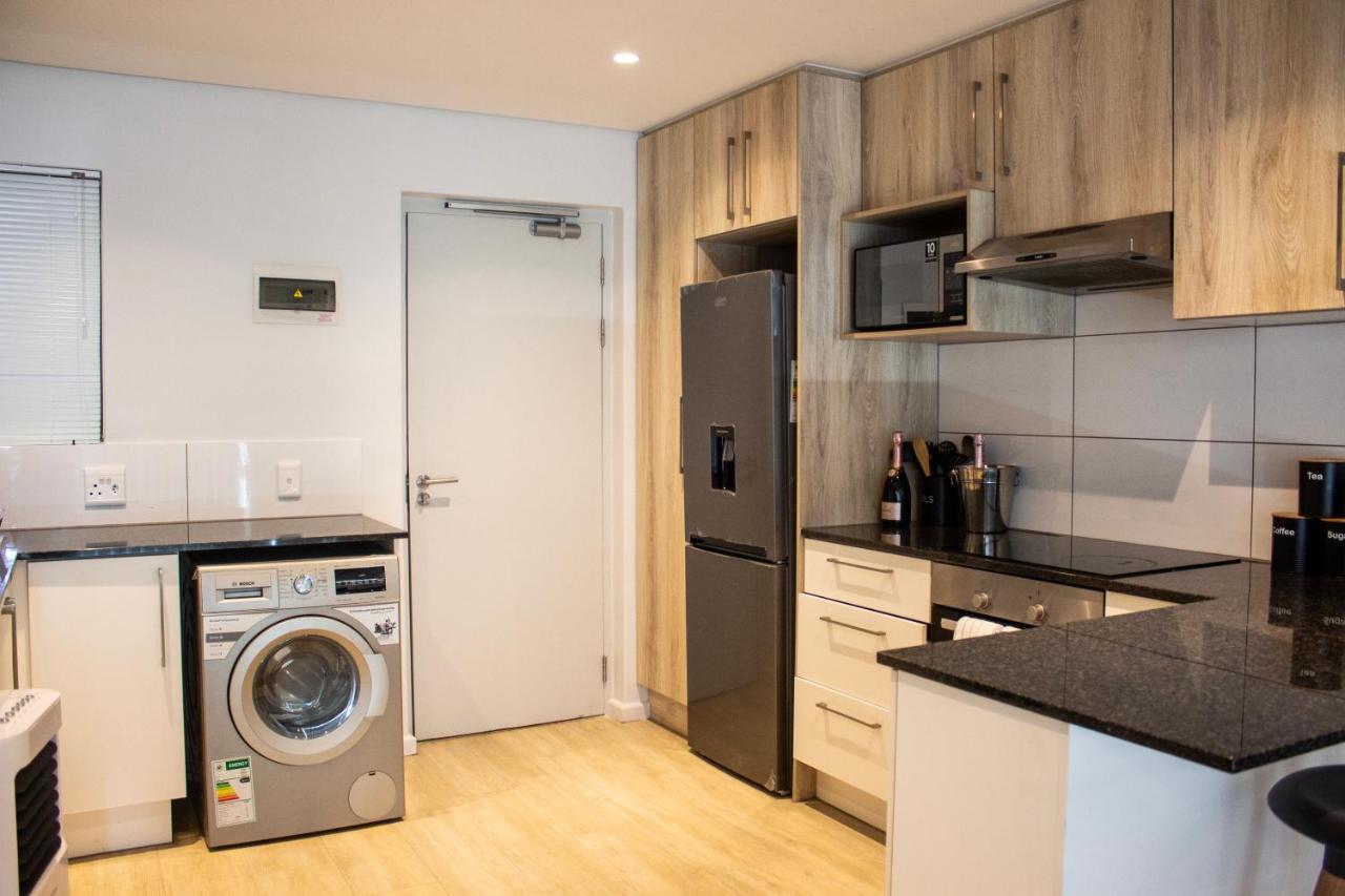 Chic, Central, Family & Group - Stylish 2 Ensuite Bedroom With Spacious Balcony Apartment