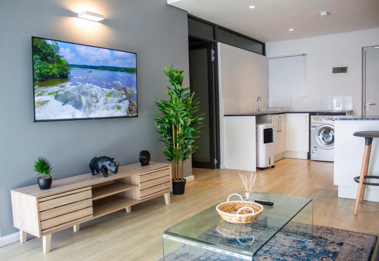 Chic, Central, Family & Group - Stylish 2 Ensuite Bedroom With Spacious Balcony Apartment