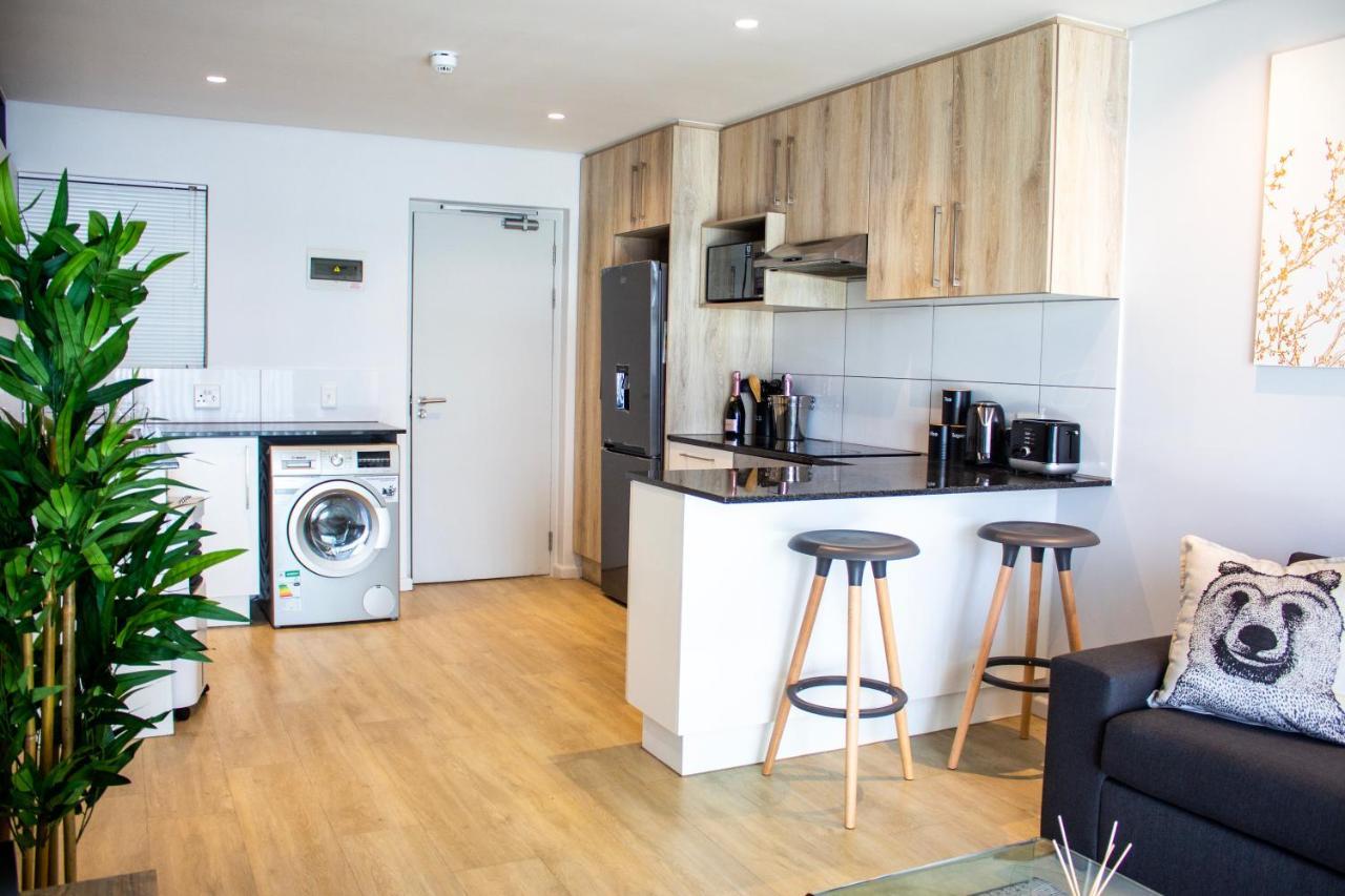 Chic, Central, Family & Group - Stylish 2 Ensuite Bedroom With Spacious Balcony *