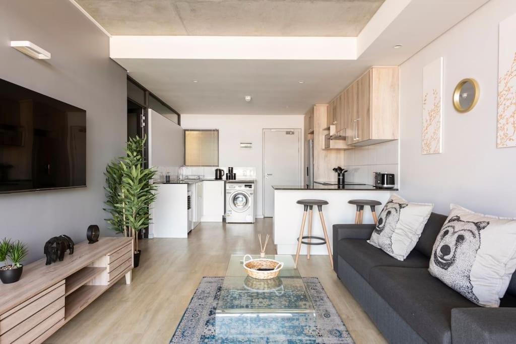 Chic, Central, Family & Group - Stylish 2 Ensuite Bedroom With Spacious Balcony Apartment Cape Town
