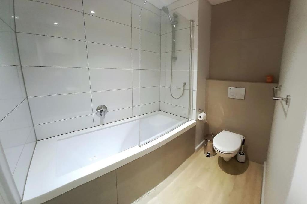Chic, Central, Family & Group - Stylish 2 Ensuite Bedroom With Spacious Balcony *