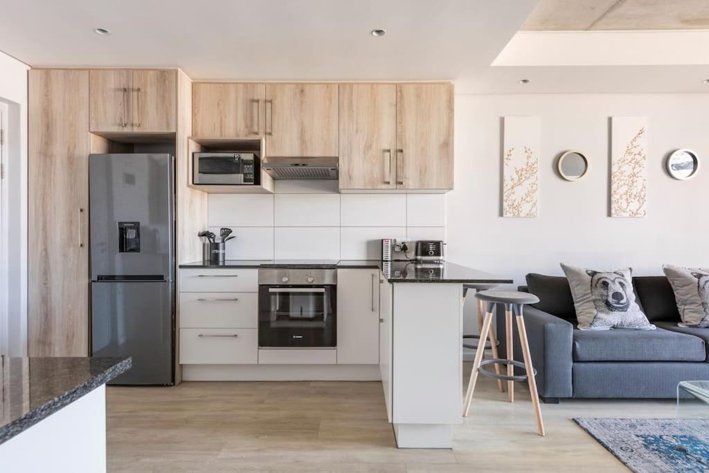 Apartment Chic, Central, Family & Group - Stylish 2 Ensuite Bedroom With Spacious Balcony Cape Town