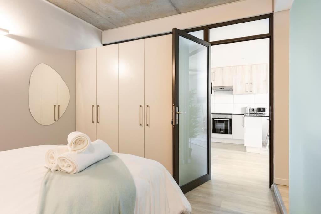 Apartment Chic, Central, Family & Group - Stylish 2 Ensuite Bedroom With Spacious Balcony Cape Town
