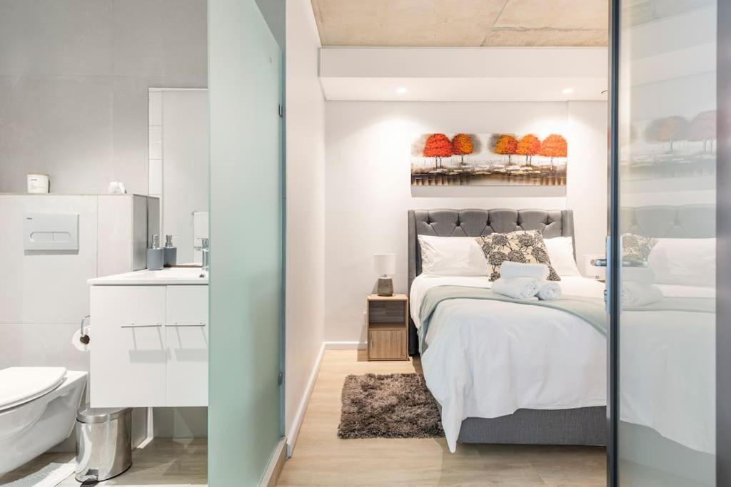 Chic, Central, Family & Group - Stylish 2 Ensuite Bedroom With Spacious Balcony Apartment Cape Town