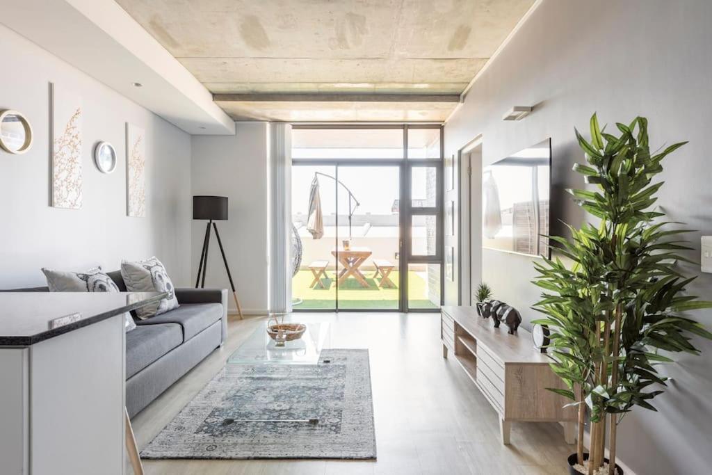 Chic, Central, Family & Group - Stylish 2 Ensuite Bedroom With Spacious Balcony Cape Town