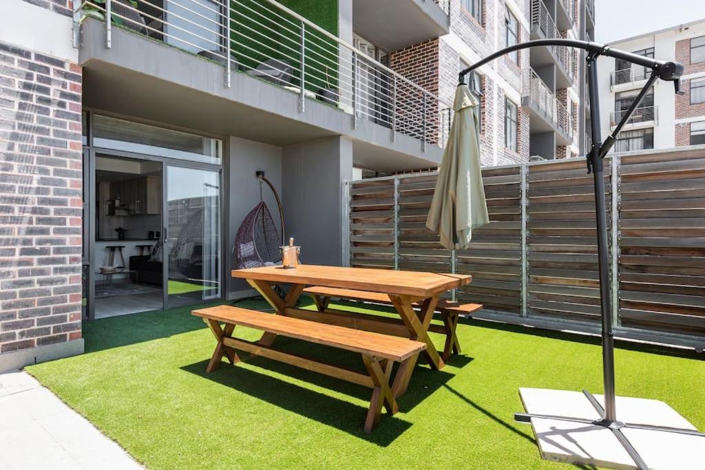 Apartment Chic, Central, Family & Group - Stylish 2 Ensuite Bedroom With Spacious Balcony Cape Town