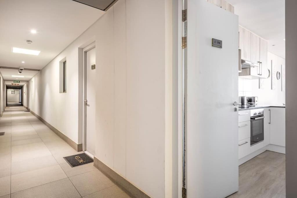 Chic, Central, Family & Group - Stylish 2 Ensuite Bedroom With Spacious Balcony Apartment