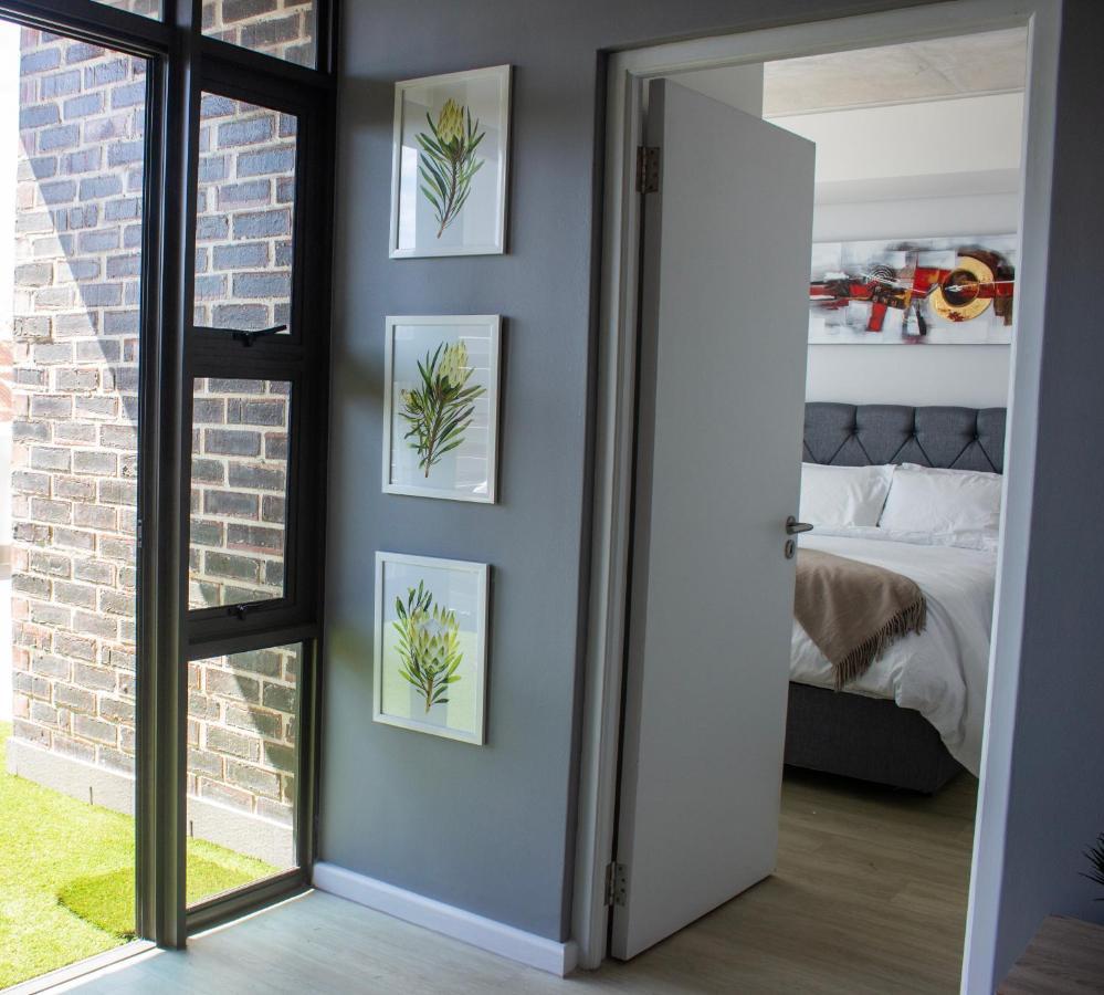 Chic, Central, Family & Group - Stylish 2 Ensuite Bedroom With Spacious Balcony Cape Town