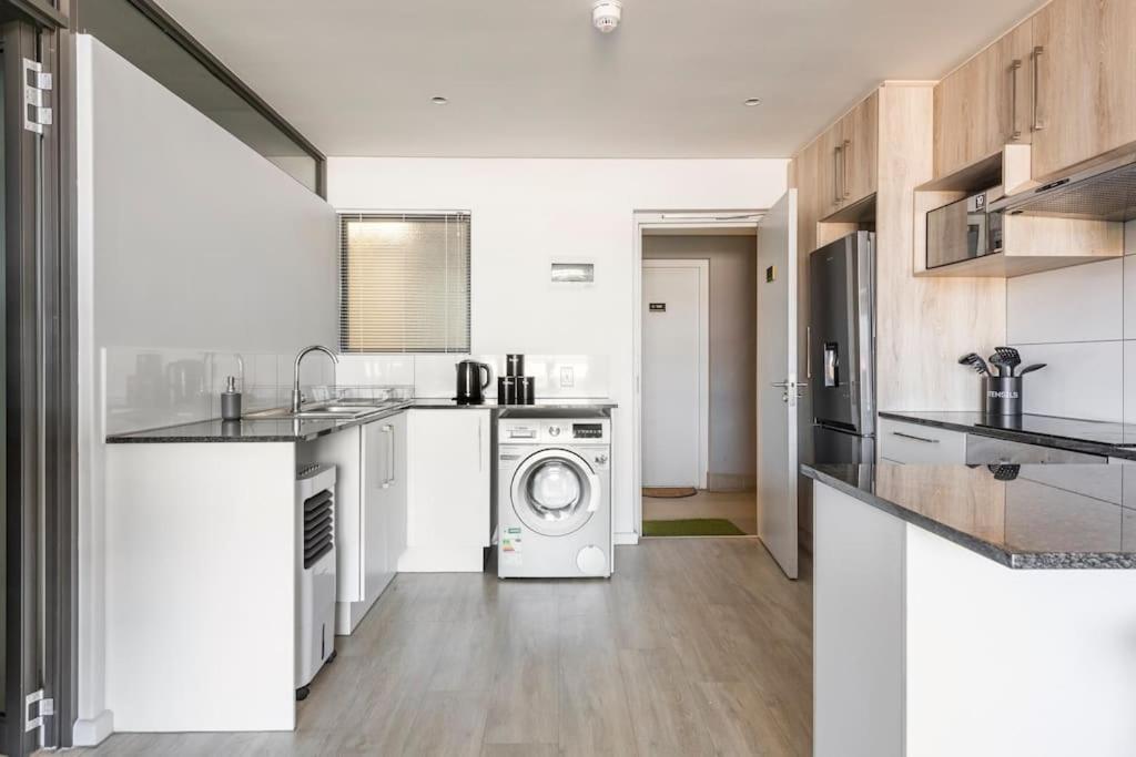 Chic, Central, Family & Group - Stylish 2 Ensuite Bedroom With Spacious Balcony Apartment