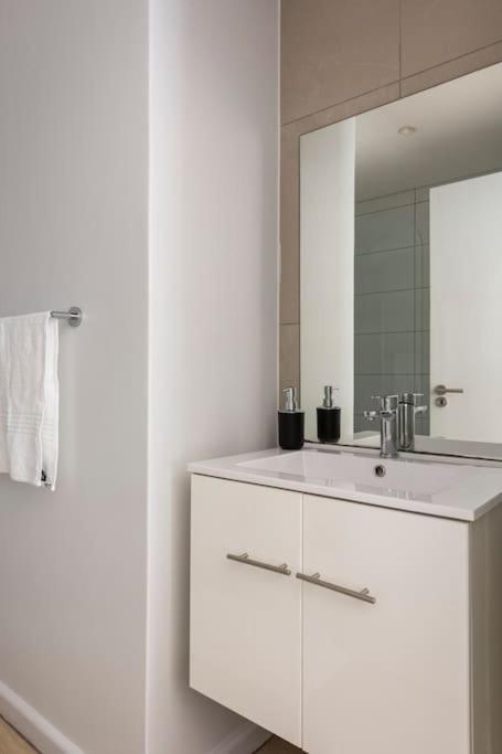 Apartment Chic, Central, Family & Group - Stylish 2 Ensuite Bedroom With Spacious Balcony