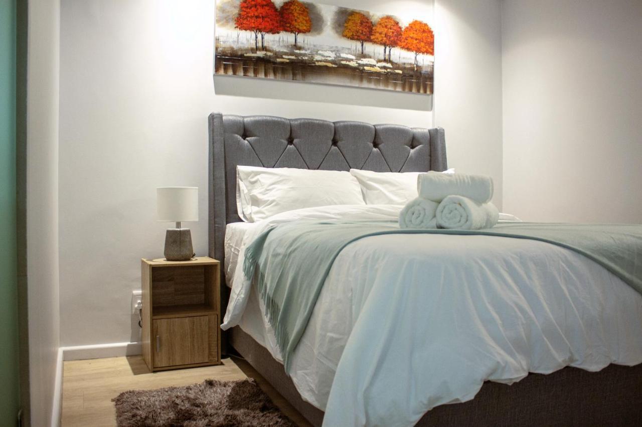 Chic, Central, Family & Group - Stylish 2 Ensuite Bedroom With Spacious Balcony Apartment
