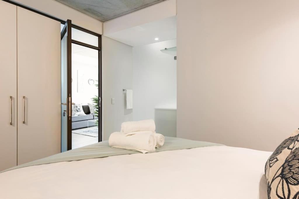 Chic, Central, Family & Group - Stylish 2 Ensuite Bedroom With Spacious Balcony *